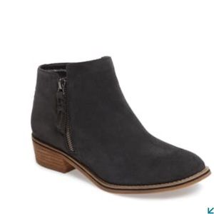 Blondo grey suede waterproof flat boot